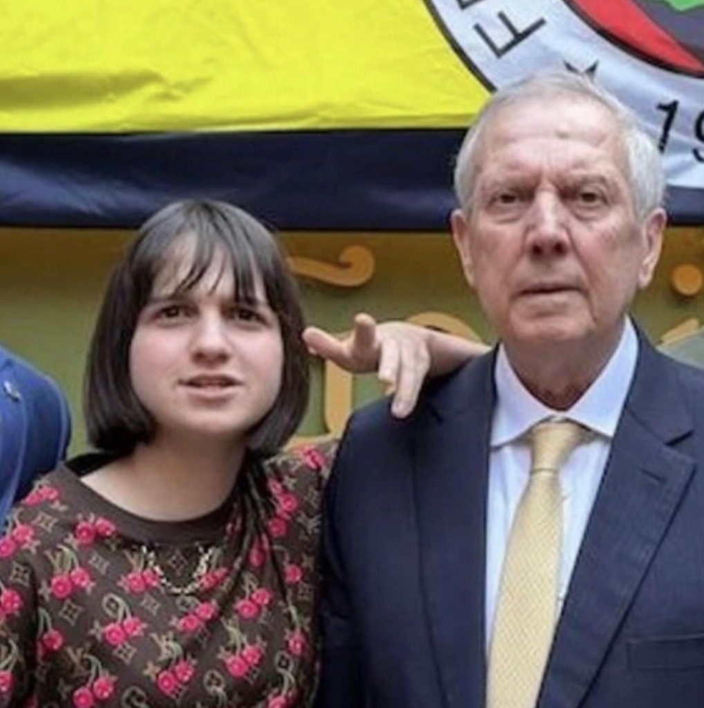 Aziz Yıldırım ile Yaz Yıldırım sarı lacivert renkler altında